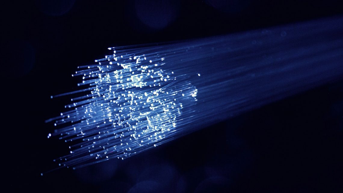 Światłowód czy 5G na kartę? Jak ogarnąć domowy internet i dlaczego WiFi 7 zmienia zasady gry