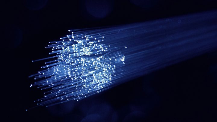Światłowód czy 5G na kartę? Jak ogarnąć domowy internet i dlaczego WiFi 7 zmienia zasady gry